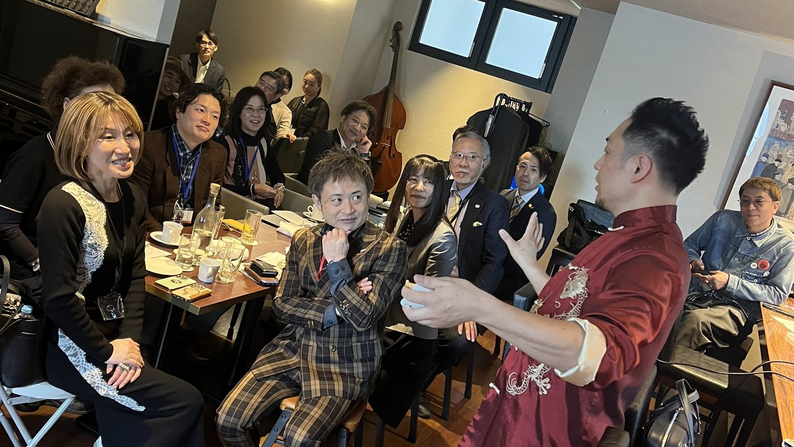 参加者が講師の話を聞きながら交流している様子