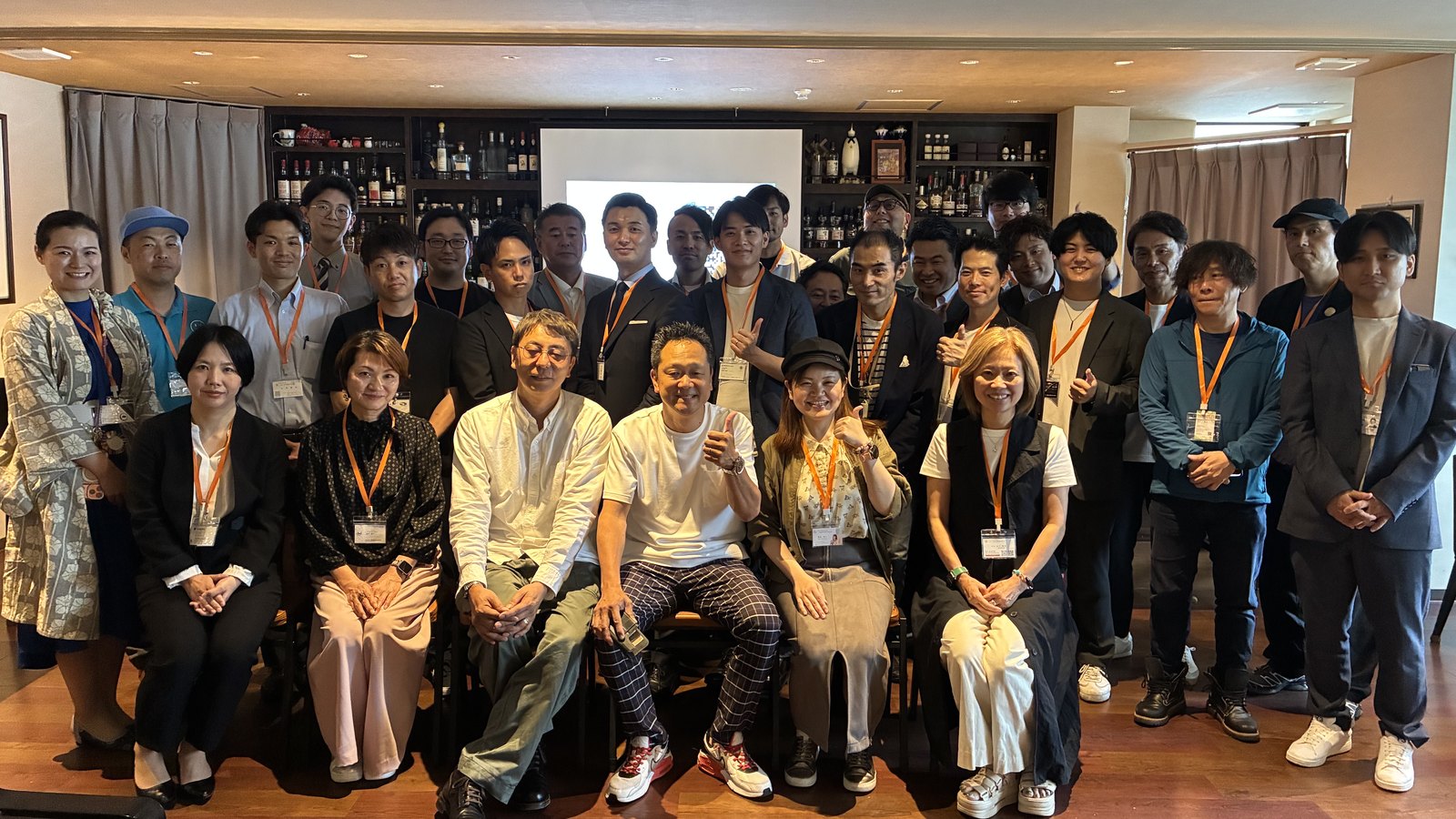 SALON&BAR Rで参加者が集合して撮影した写真