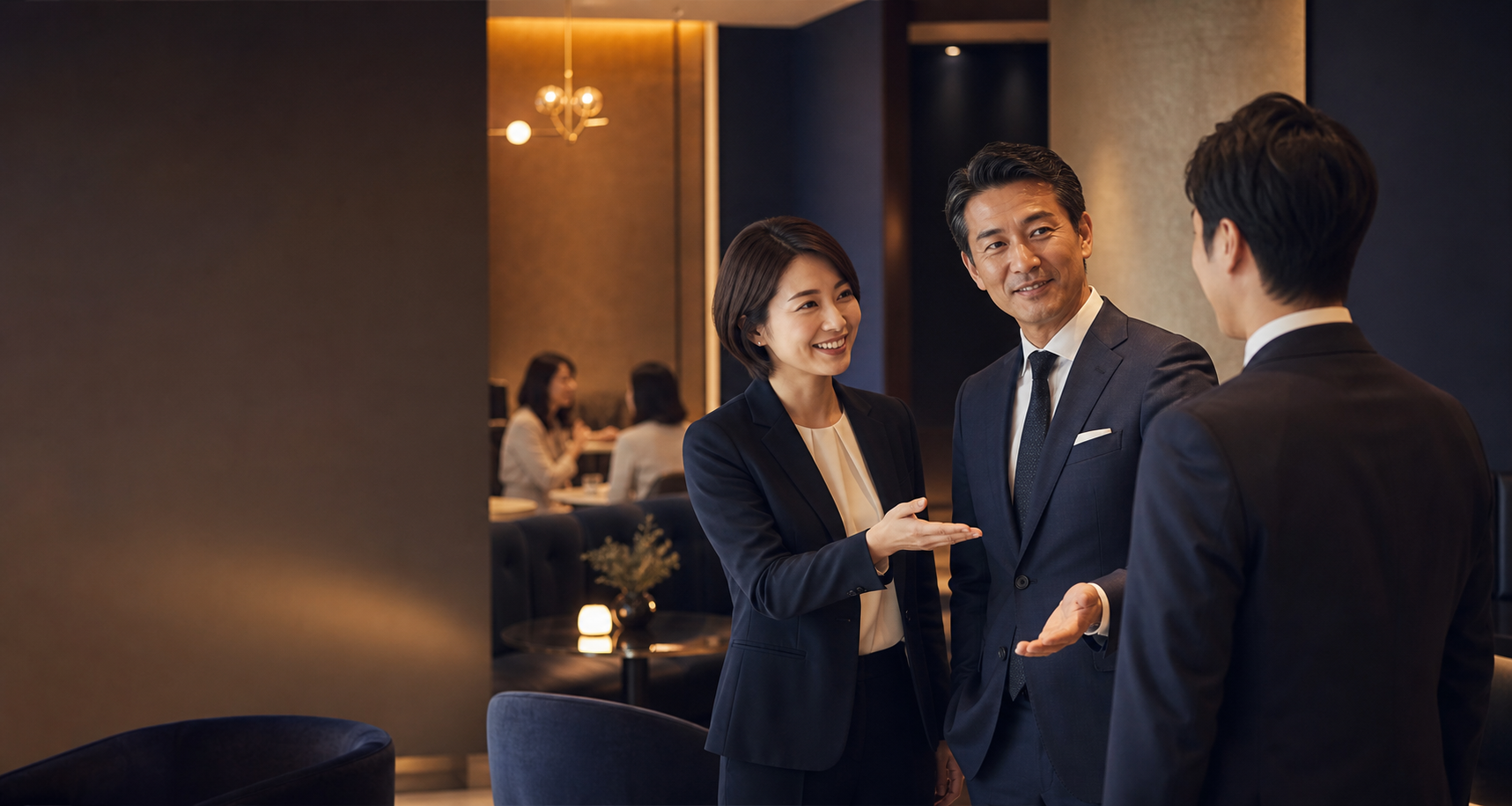 上質なラウンジでビジネス交流をする参加者のイメージ